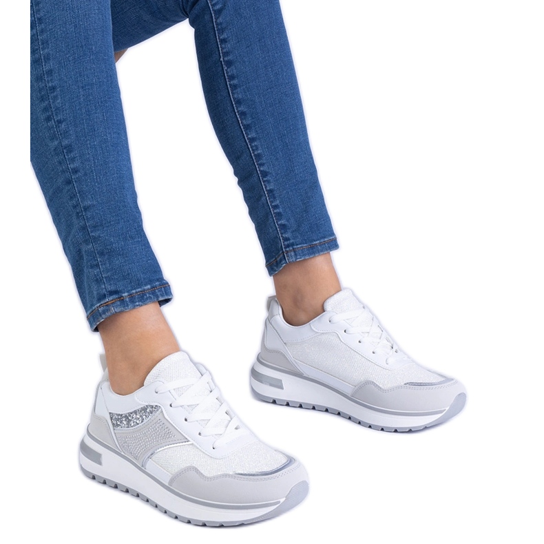Białe sneakersy zdobione brokatem i cyrkoniami