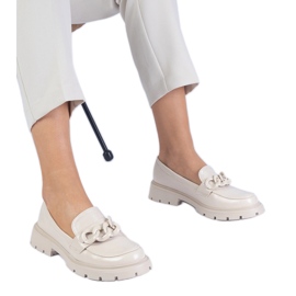 Beżowe lakierowane mokasyny z łańcuchem beżowy