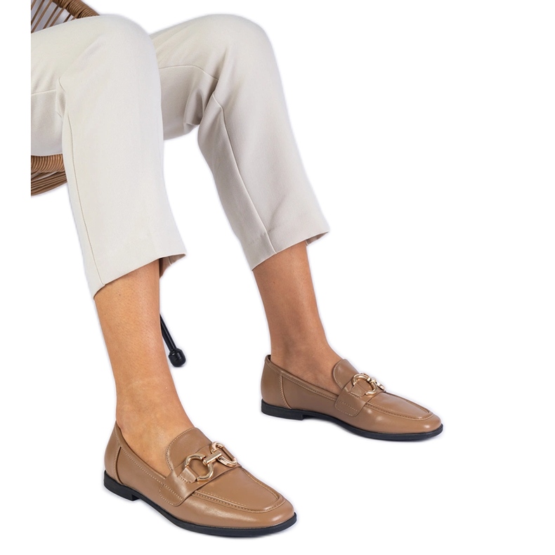 Brązowe damskie mokasyny ze złotą ozdobą