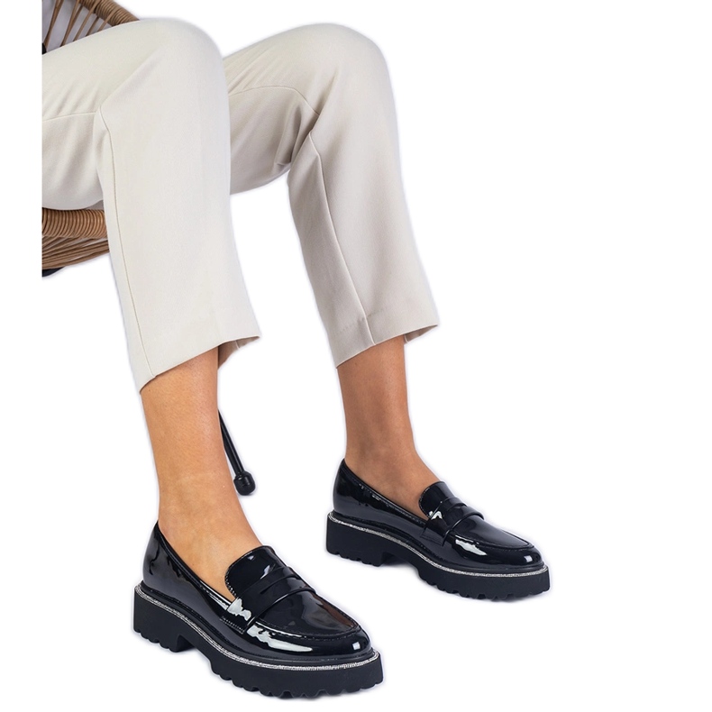 Czarne mokasyny lakierowane zdobione cyrkoniami