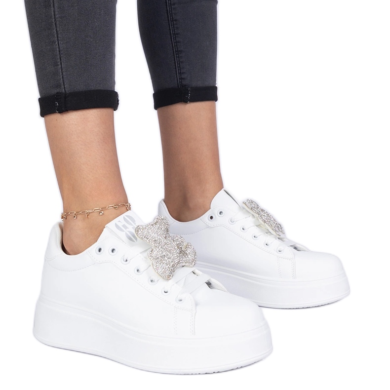 Białe sneakersy damskie zdobione misiem w cyrkonie