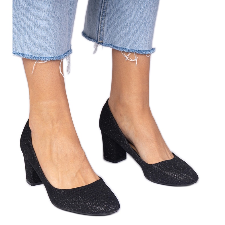 Czarne czółenka damskie o materiałowym wykończeniu