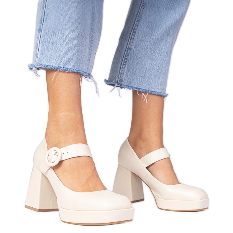 Beżowe czółenka z kwadratowym noskiem i sprzączką beżowy