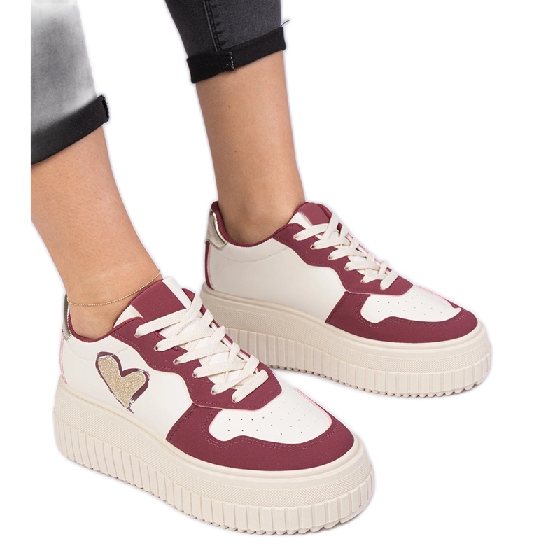 Bordowe sneakersy damskie z brokatowym serduszkiem czerwone