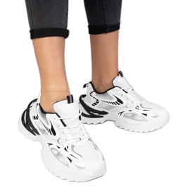 Białe sneakersy sportowe na masywnej podeszwie