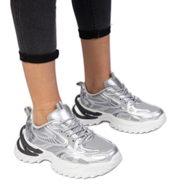 Srebrne sneakersy sportowe na masywnej podeszwie srebrny