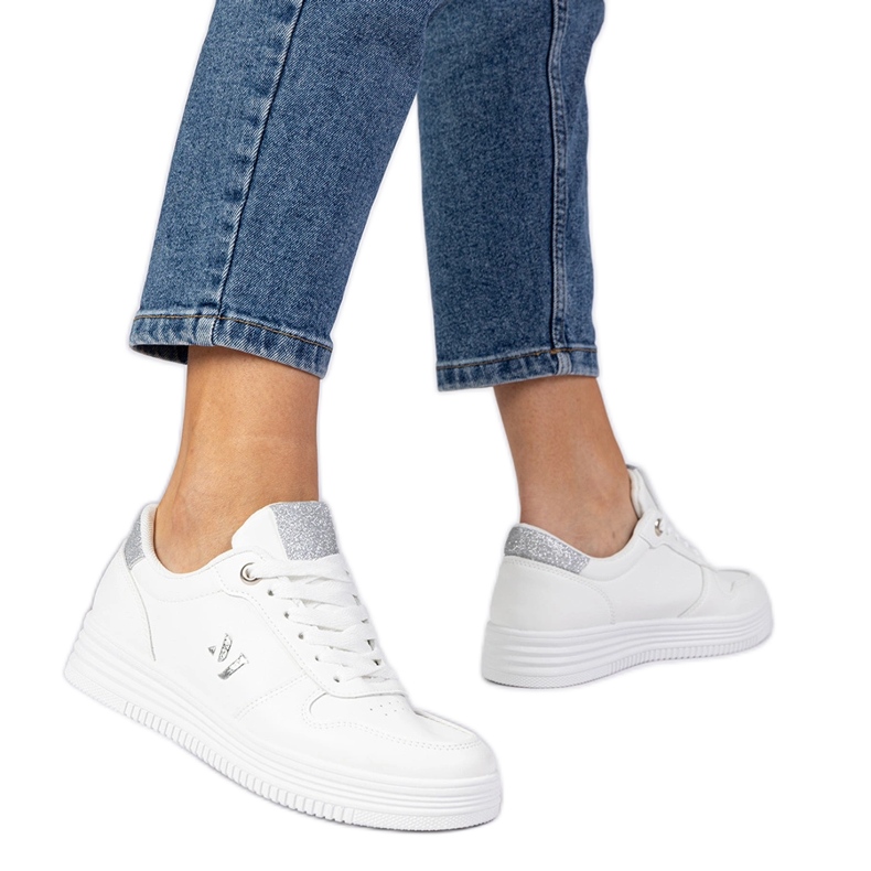 Białe sneakersy damskie ze srebrnym brokatem