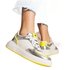 Srebrne sneakersy damskie z neonowym dodatkiem srebrny