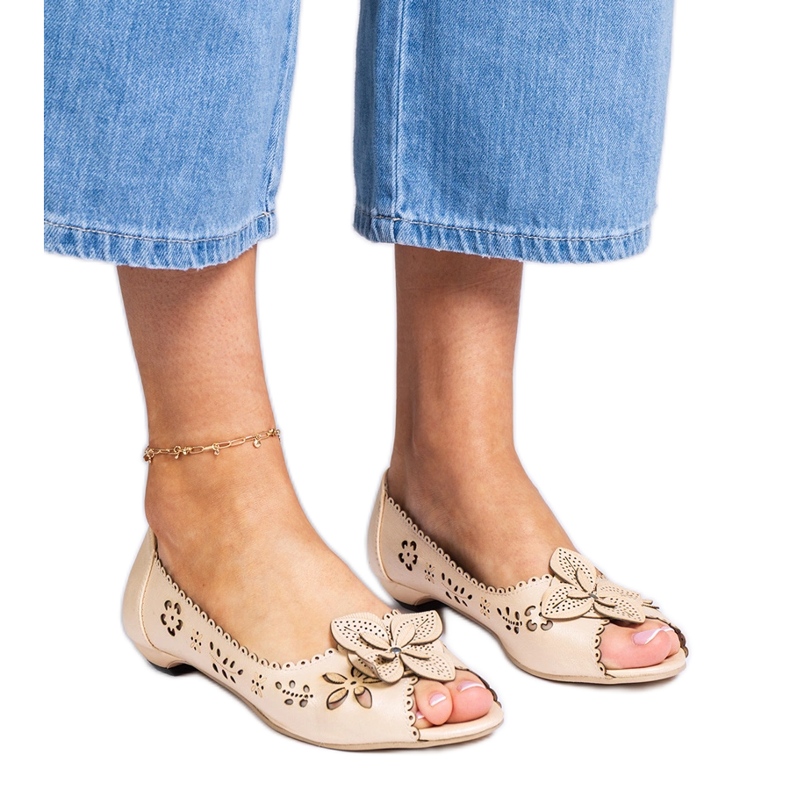 Beżowe ażurowe balerinki z odkrytym noskiem beżowy