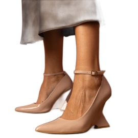 Beżowe czółenka lakierowane na koturnie beżowy