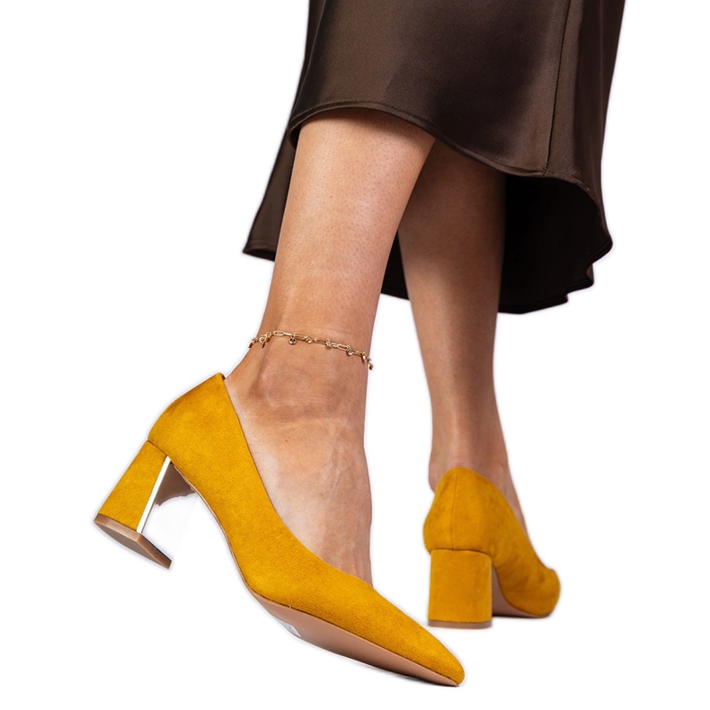 Zółte czółenka na elegancko zdobionym słupku żółte