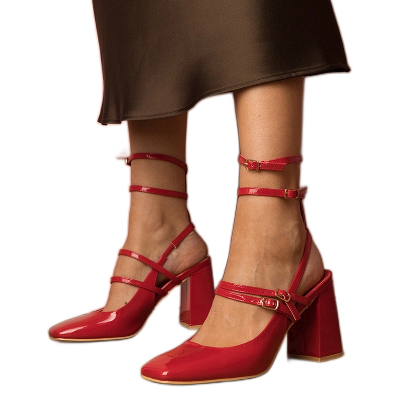 Czerwone czółenka lakierowane na słupku