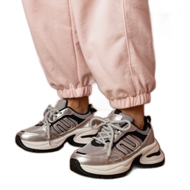 Srebrne sneakersy sportowe na stylowej podeszwie srebrny