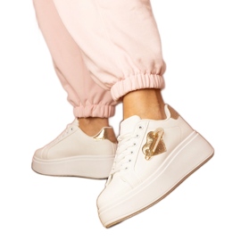 Białe sneakersy ze złotym serduszkiem a cyrkoniową szpileczką