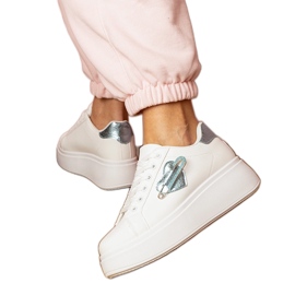 Białe sneakersy z niebieskim serduszkiem a cyrkoniową szpileczką