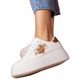 Białe sneakersy z cyrkoniową szpileczką i panterkowym dodatkiem