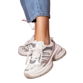 Białe sneakersy sportowe na masywnej podeszwie