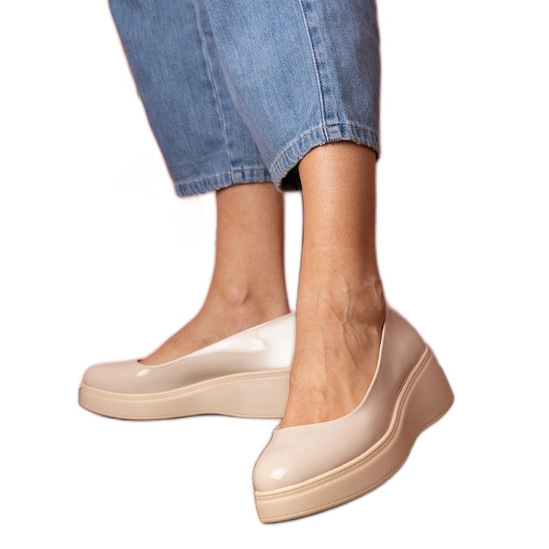 Beżowe półbuty lakierowane na platformie beżowy