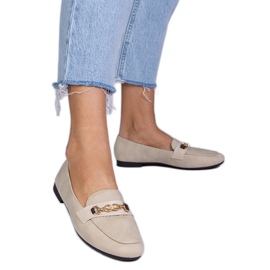 Beżowe mokasyny o matowym wykończeniu ze złotą ozdobą beżowy