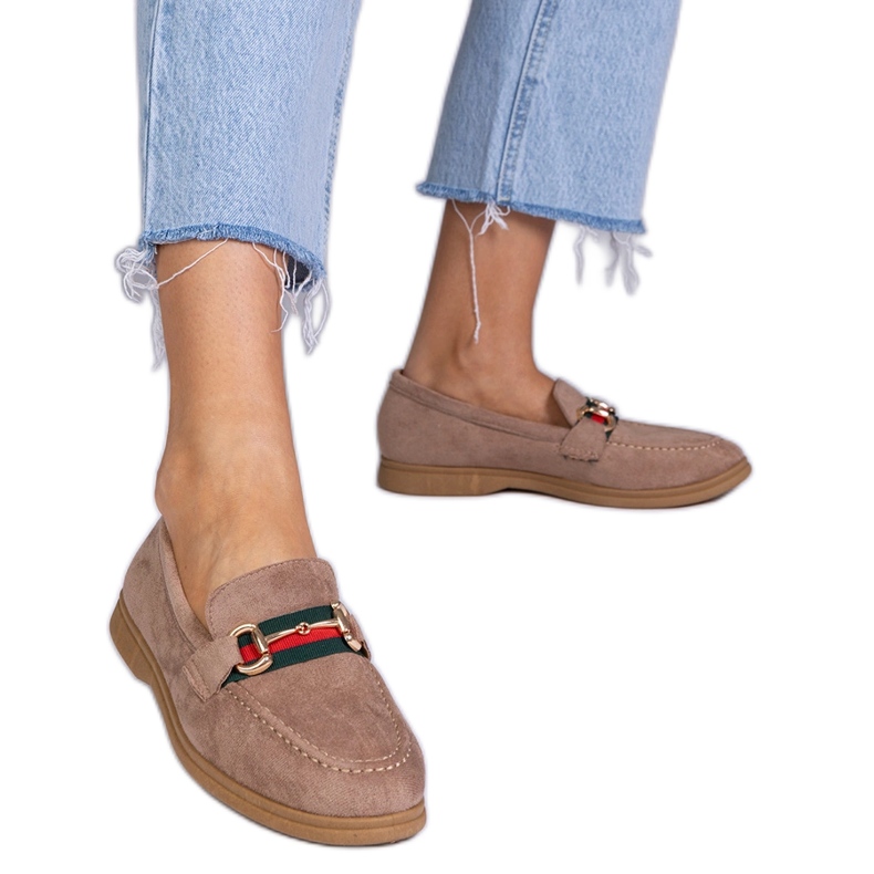 Brązowe mokasyny z ekozamszu ze złotą ozdobą