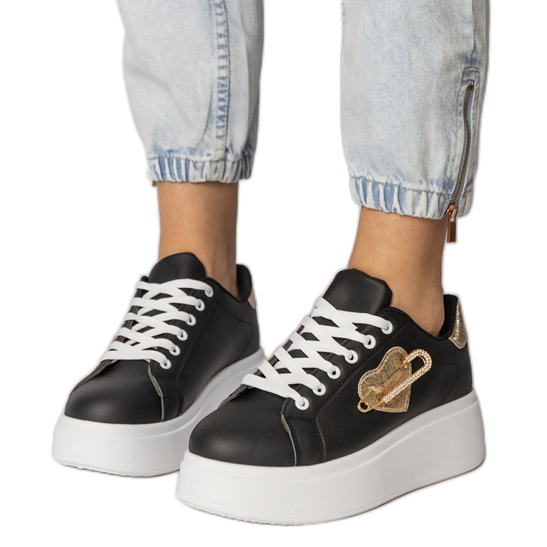 Czarne sneakersy z serduszkiem i agrafką Lerisol