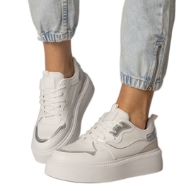 Białe sneakersy z materialową wstawką