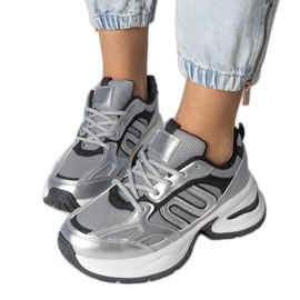 Srebrne sneakersy sportowe na masywnej podeszwie srebrny