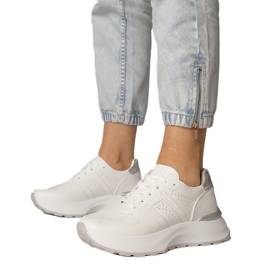 Białe sneakersy sportowe ze srebrną wstawką