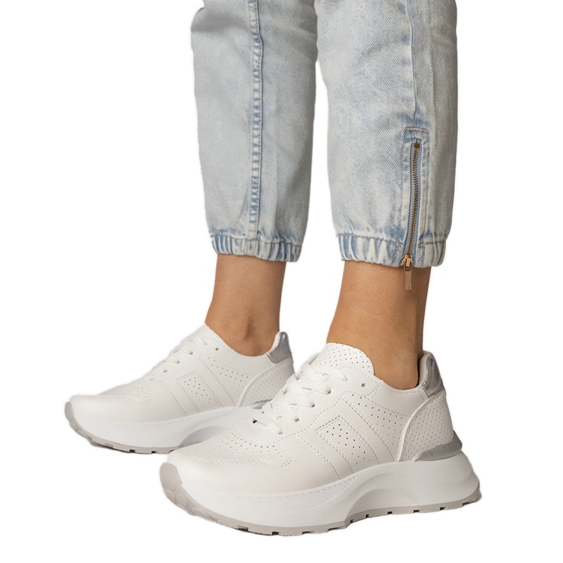 Białe sneakersy sportowe ze srebrną wstawką