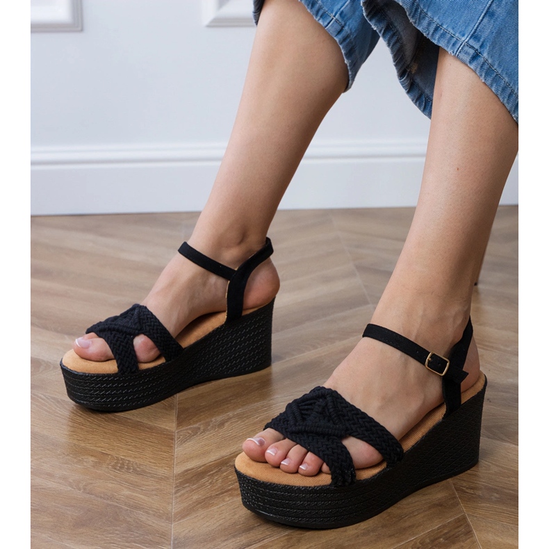 Czarne sandały na platformie z wiązanym paskiem
