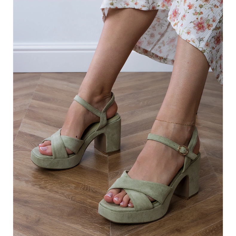 Zielone sandały ekozamszowe na słupku niebieskie