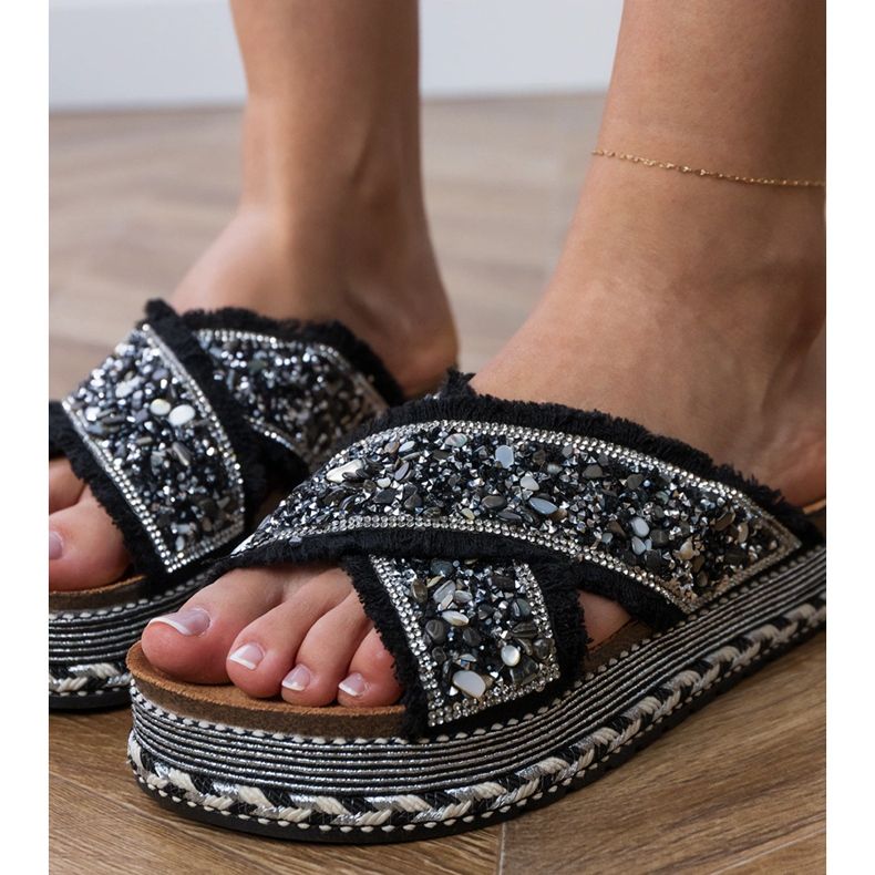 Czarne klapki z cyrkoniami na paskach
