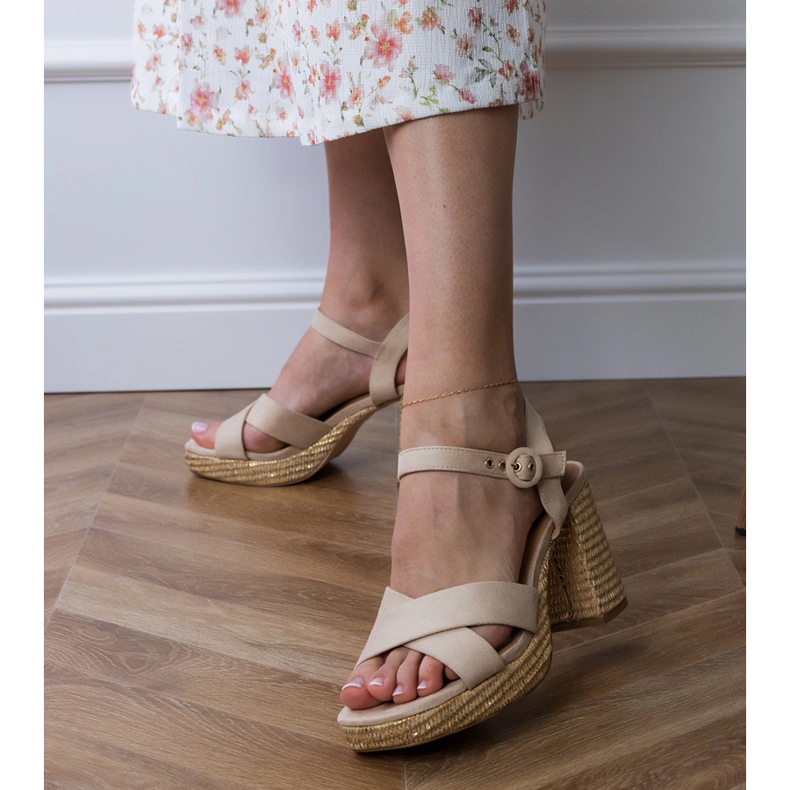 Beżowe sandały z paskami na słupku beżowy