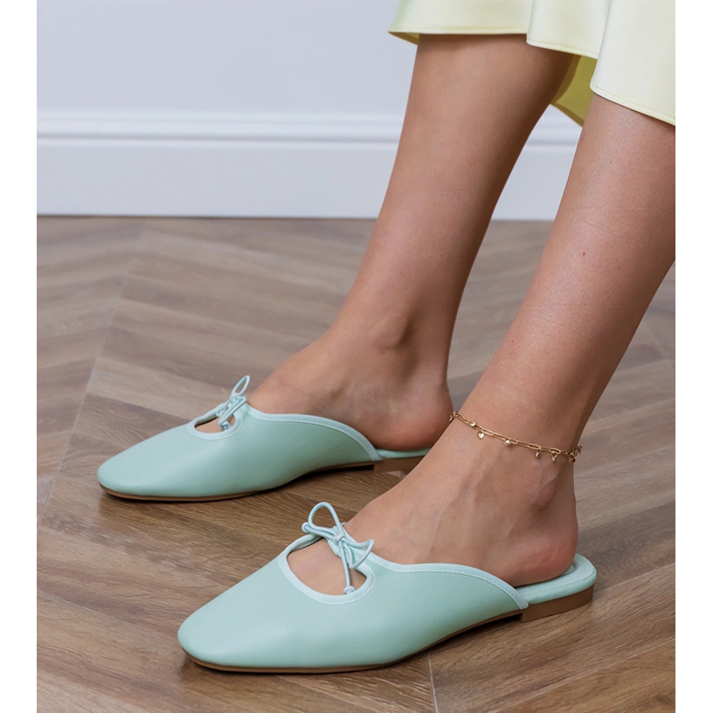 Zielone klapki zabudowane na płaskiej podeszwie