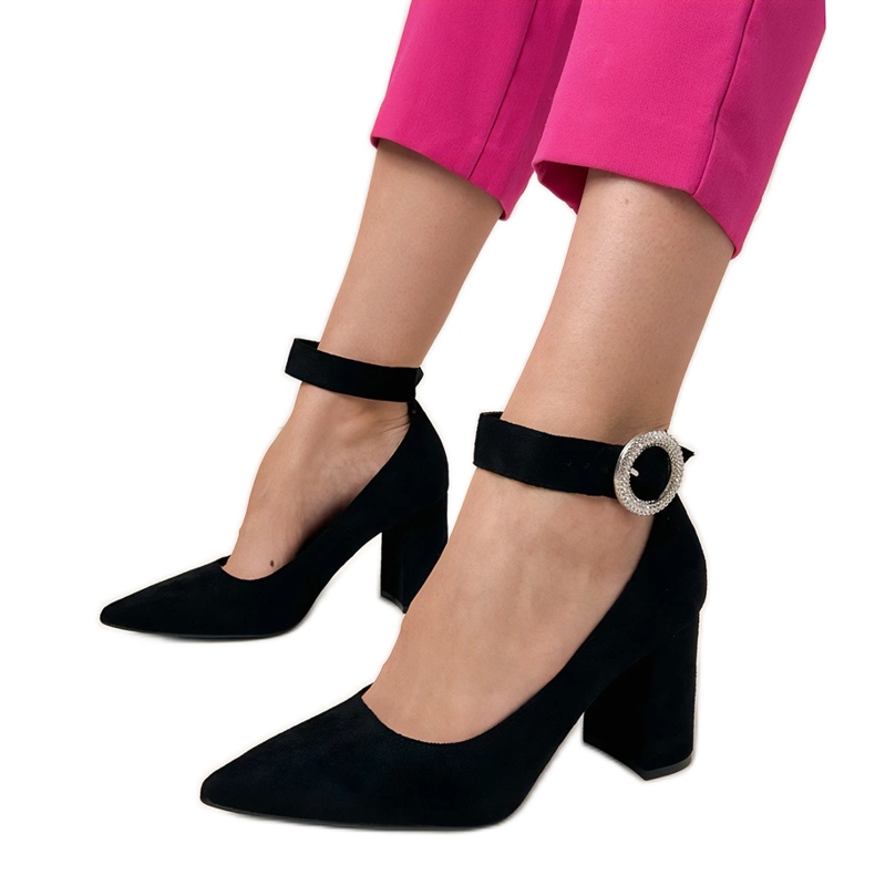 Czarne czółenka na słupku ze sprzączką i cyrkoniami