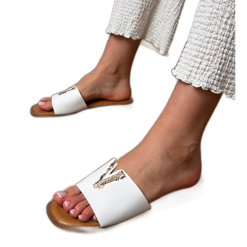 Białe klapki ze złotą ozdobą