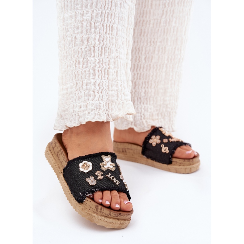 Klapki Damskie Ze Złotymi Przypinkami Na Platformie Czarne