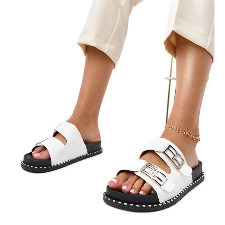 Białe klapki na platformie Blau