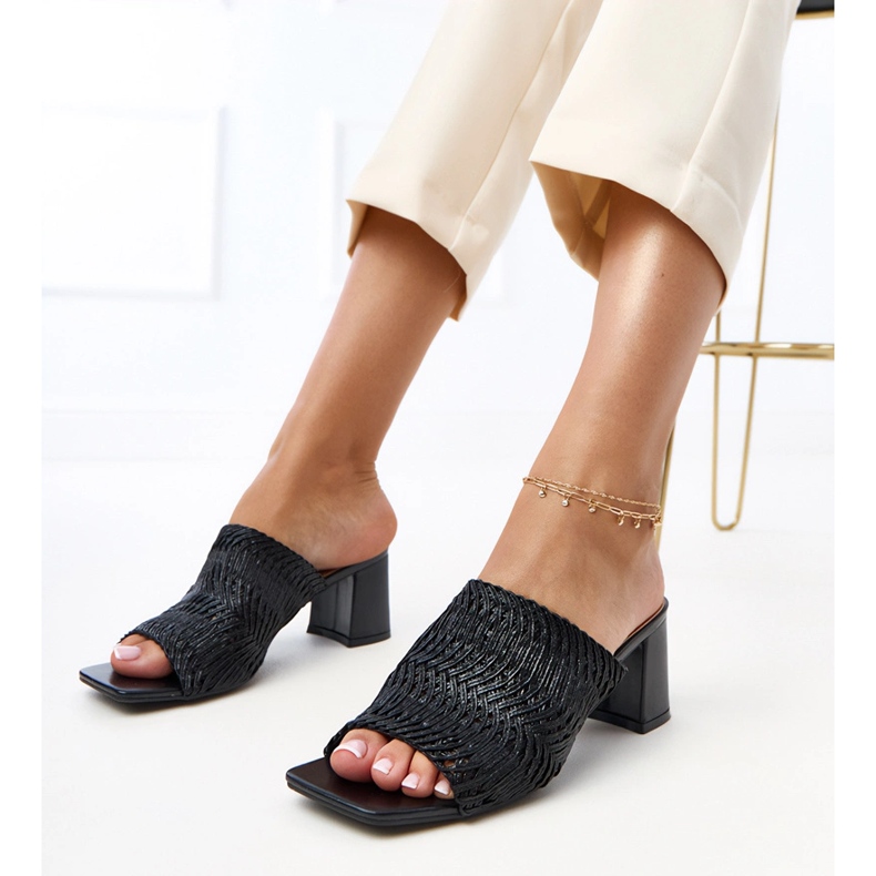 Czarne klapki na słupku z plecionymi paskami Gamboa