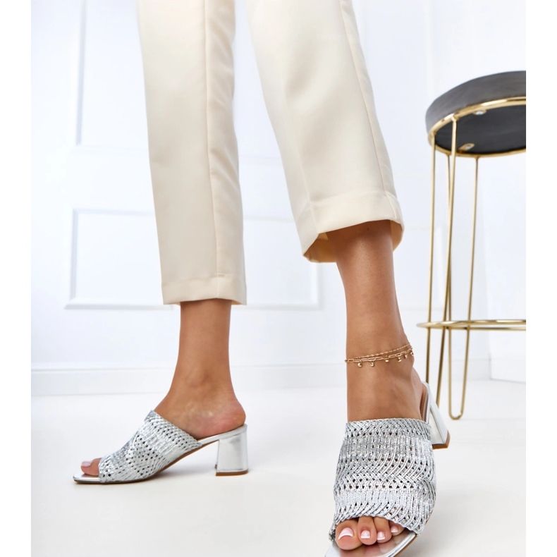 Srebrne klapki na słupku z plecionymi paskami Gamboa srebrny