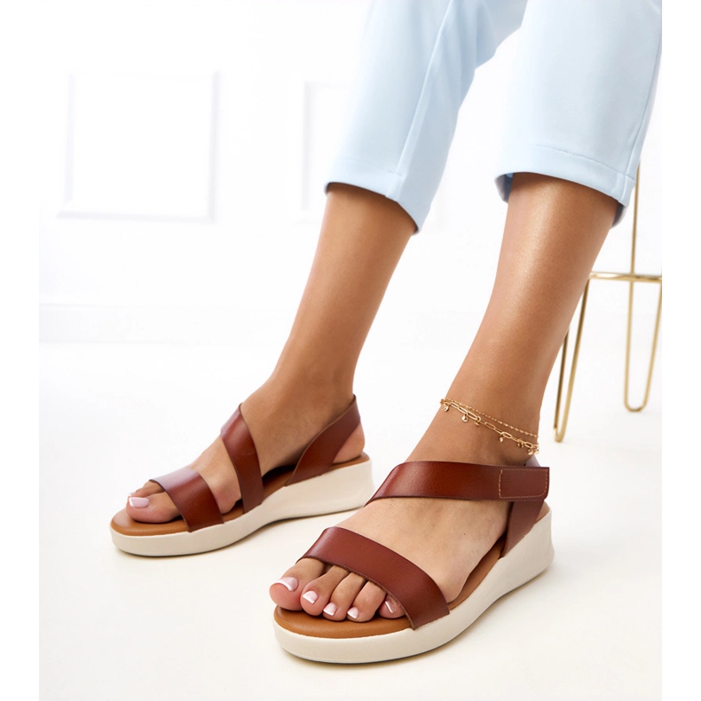 Brązowe sandały na niskim koturnie Verkado