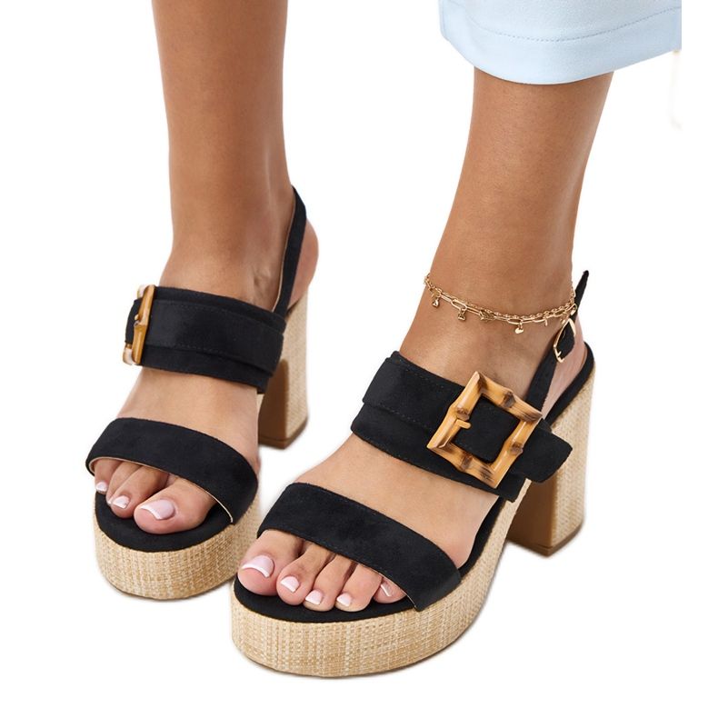 Czarne sandały na słupku zdobione klamrą Elevira