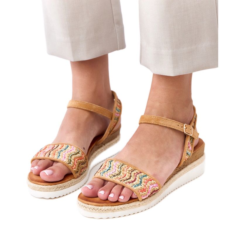 Brązowe szydełkowe sandały na koturnie Versala