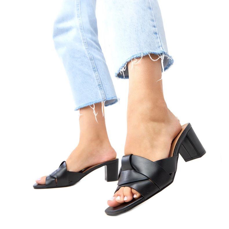 Czarne klasyczne klapki na słupku z ekoskóry Risana