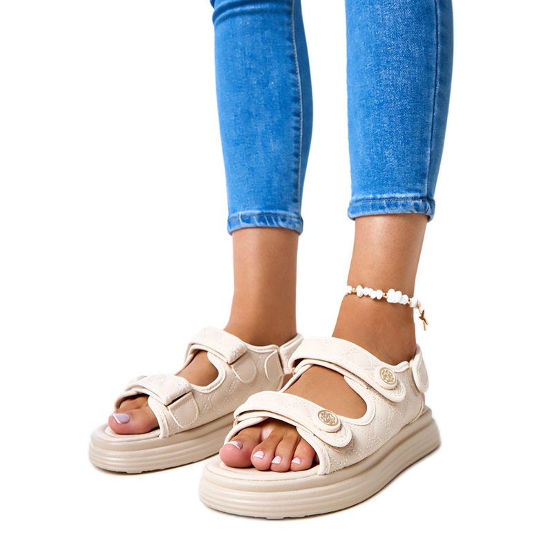 Beżowe sandały z regulowanymi paskami Brodni