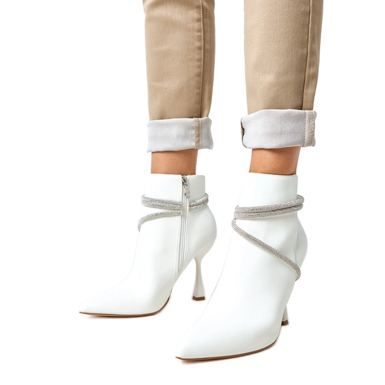 Białe botki na szpilce zdobione cyrkoniami Fantagaro