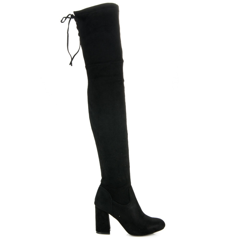 Czarne Muszkieterki Na Słupku