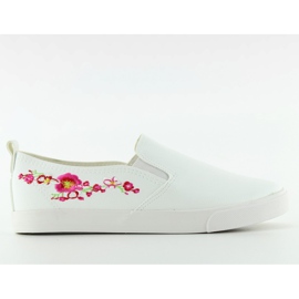 Slipony z delikatnym haftem białe g1204a White