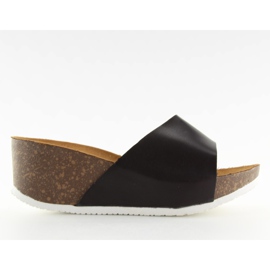 Klapki na wygodnym koturnie czarne JM26