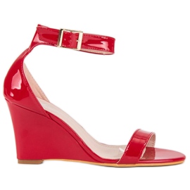Lakierowane sandałki na koturnie czerwone